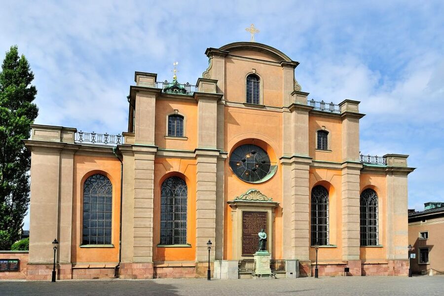 World War II Stockholm Old Town Walking Tour and Army Museum - Private touring, languages, and group size